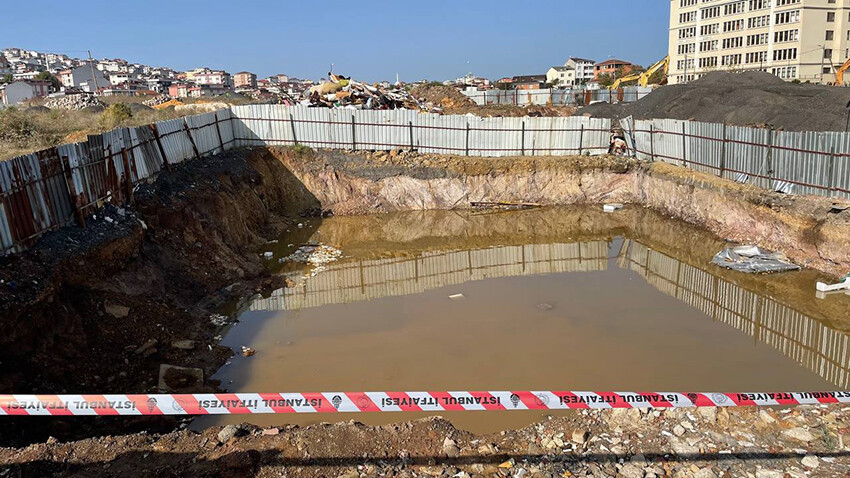 Sancaktepe’de kaybolduktan sonra cansız bedenleri bulunan 3 kardeş Yenidoğan Mezarlığı'nda toprağa verildi Sancaktepe’de kaybolduktan sonra cansız bedenleri bulunan 3 kardeş Yenidoğan Mezarlığı'nda toprağa verildi