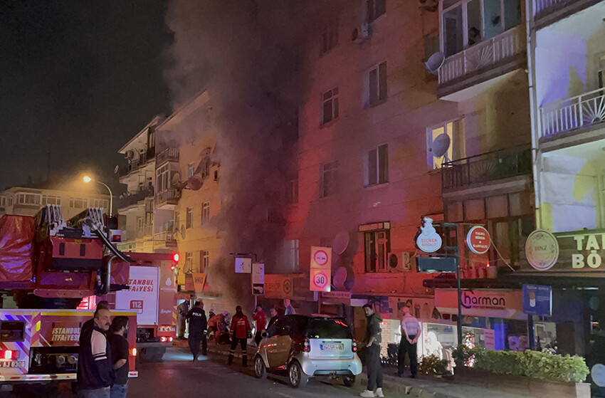 Petshopta yangın! Kuş ve balıklar telef oldu Petshopta yangın! Kuş ve balıklar telef oldu