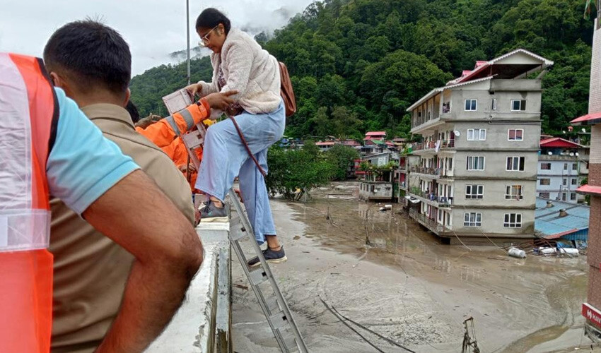 Hindistan'da sel felaketi ülkeyi sarstı... Ölü ve kayıp sayısı git gide artıyor Hindistan'da sel felaketi ülkeyi sarstı... Ölü ve kayıp sayısı git gide artıyor