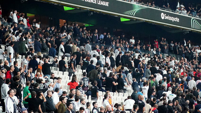 Beşiktaş taraftarından ağır küfür yiyen TFF Başkanı Mehmet Büyükekşi stadı terk etmek zorunda kaldı Beşiktaş taraftarından ağır küfür yiyen TFF Başkanı Mehmet Büyükekşi stadı terk etmek zorunda kaldı