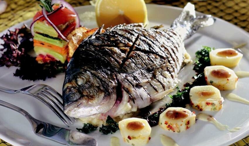 <h3><strong>ÇİPURA: </strong></h3><p>Bağışıklık sistemini kuvvetlendiren çipura, cildin genç kalma süresini uzattığı gibi saçlara da fayda sağlar. Aynı zamanda verdiği enerji sayesinde yorgunluğu giderir.</p>