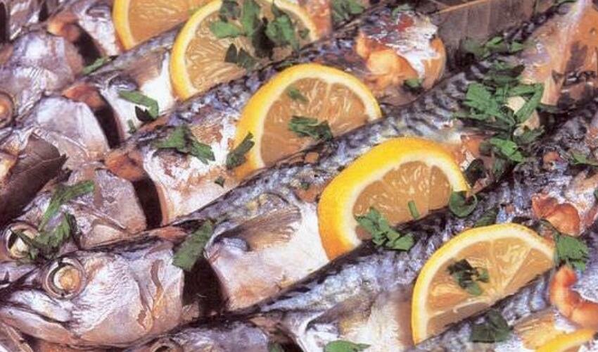 <h3><strong>LÜFER: </strong></h3><p>Vitamin ve mineral bakımından zengin olan lüfer, az yağ içerir. Diyetteki kişiler bile gönül rahatlığıyla tüketebilir.</p>