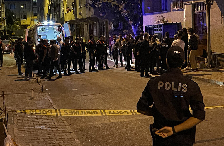 Esenler'de yangın faciası! 3 çocuğunu alevlerden aldı, 2 yaşındaki kızını kurtaramadı Esenler'de yangın faciası! 3 çocuğunu alevlerden aldı, 2 yaşındaki kızını kurtaramadı