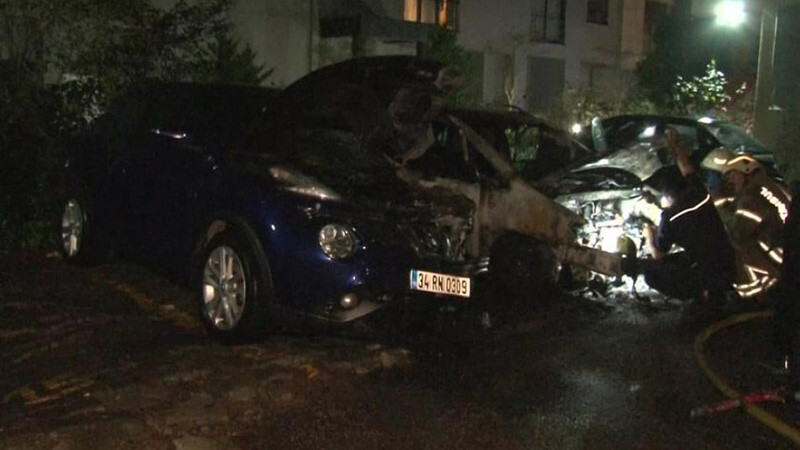 Kadıköy'de patlama sesleri: 3 otomobil alev alev yandı! Kadıköy- yangın- otopark