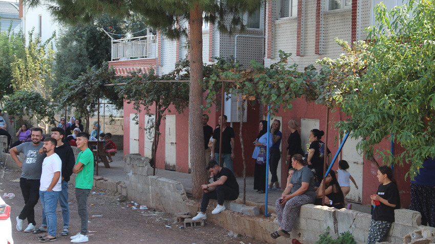 Sinir krizi geçirdi, evdeki eşyaları camdan attı Sinir krizi geçirdi, evdeki eşyaları camdan attı
