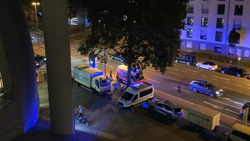 Almanya'da bomba paniği: İnsanlar camiye sığındı Almanya- cami- bomba
