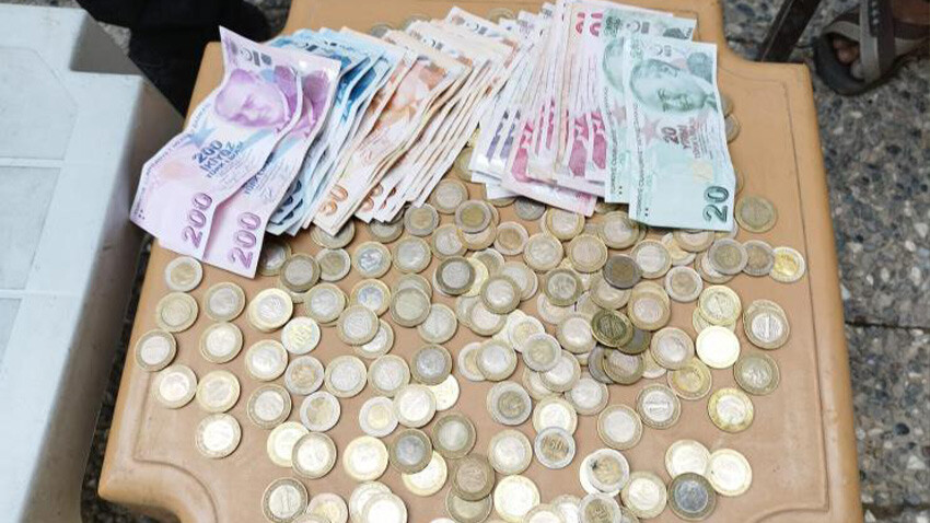 Dilencinin üzerinden çıkan paraya polisler bile şaşırdı Dilencinin üzerinden çıkan paraya polisler bile şaşırdı