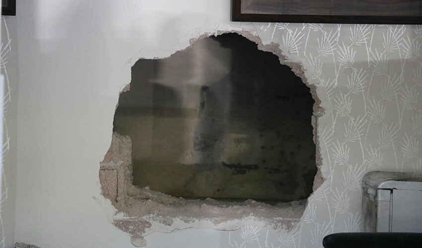 Hırsızları beton bile durduramadı! 15 dakika içindeki delip, altınları çaldılar Hırsızları beton bile durduramadı! 15 dakika içindeki delip, altınları çaldılar