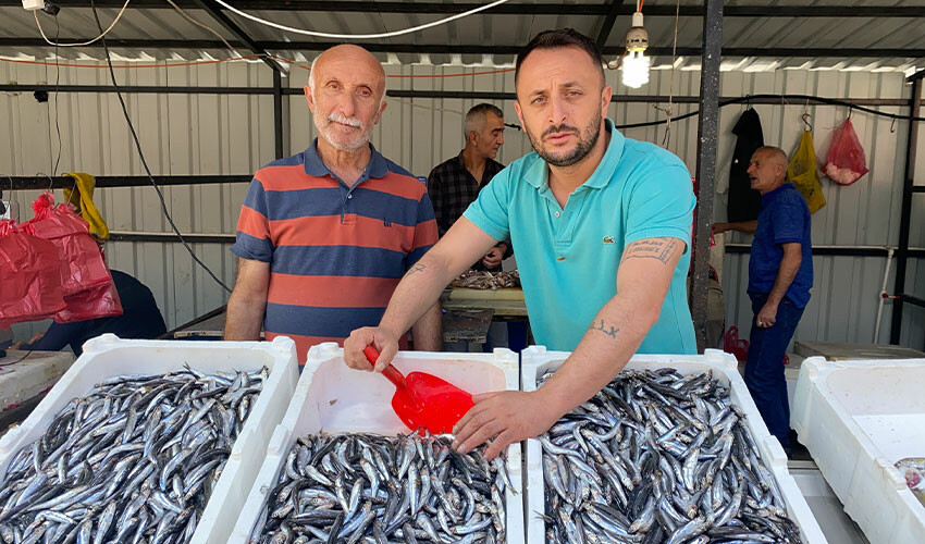 Balıkçılar yelken indirdi: Tezgahlara yaklaşılmıyor Balıkçılar yelken indirdi: Tezgahlara yaklaşılmıyor