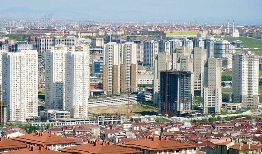 <h3><strong>1- ESENYURT</strong></h3><p>Esenyurt, İstanbul'un Avrupa yakasında yer alan bir ilçedir. Büyük İstanbul metropol alanının bir parçasıdır ve şehir merkezinin batısında yer almaktadır. Esenyurt son yıllarda önemli bir büyüme ve gelişme göstererek yoğun nüfuslu ve hareketli bir bölge haline geldi. İlçe modern konut kompleksleri, alışveriş merkezleri, eğitim kurumları ve sağlık tesisleriyle tanınmaktadır. Esenyurt, konut, ticari ve endüstriyel bölgelerin karışımından oluşan çok çeşitli bir nüfusa sahiptir. Ayrıca nispeten uygun fiyatlı konaklama seçenekleri ve üniversitelere yakınlığı nedeniyle birçok göçmen ve öğrenciye de ev sahipliği yapıyor.</p>