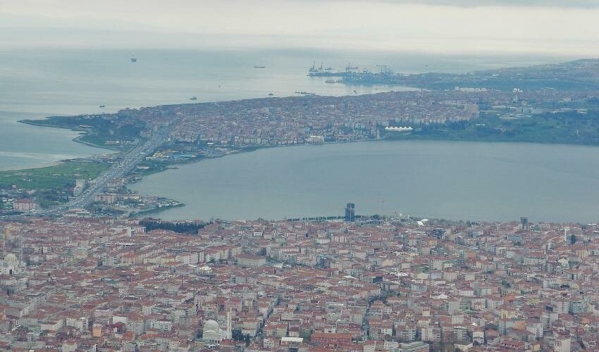 <h3><strong>İSTANBUL'UN EN ÇOK SU TÜKETEN İLÇELERİ</strong></h3><h3><strong>3- KÜÇÜKÇEKMECE</strong></h3><p>Küçükçekmece, Türkiye'nin İstanbul iline bağlı bir ilçedir. İstanbul'un Avrupa Yakası'nda yer alan Küçükçekmece, şehir merkezinin biraz dışında bulunur. İlçenin adı, aynı ismi taşıyan Küçükçekmece Gölü'nden gelir. Küçükçekmece Gölü, ilçenin önemli doğal güzelliklerinden biridir.</p><p> </p>