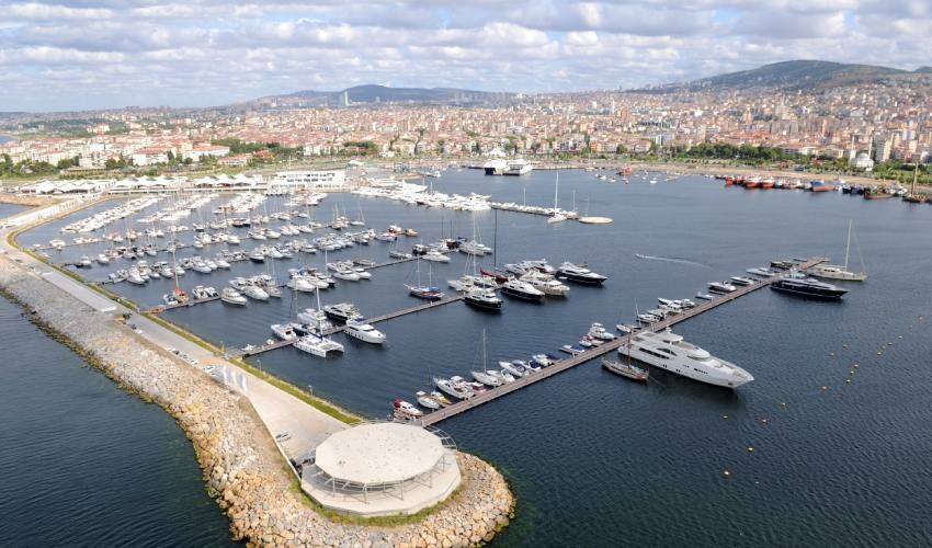 <h3><strong>2- PENDİK</strong></h3><p>Pendik, İstanbul'un bir ilçesidir. Şehrin Asya yakasında yer alır ve nüfus bakımından en büyük ilçelerden biridir. Pendik'te yerleşim alanları, ticaret merkezleri ve sanayi bölgelerinin bir karışımı bulunmaktadır. İlçe, geleneksel bir Osmanlı yalısı olan Pendik Yalı ve çevrenin panoramik manzarasını sunan Aydos Tepesi gibi tarihi mekanlarıyla ünlüdür. Pendik'in ayrıca parklar, restoranlar ve dinlenme tesislerinin bulunduğu Marmara Denizi kıyısında bir kıyı şeridi vardır.</p>