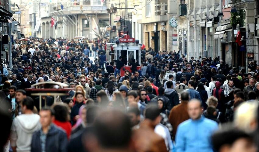 <h3><strong>İSTANBUL'UN EN KALABALIK 3 İLÇESİ</strong></h3><p>İstanbul'un nüfusu 2022-2023 yılında yapılan ölçümlere göre belirlendi. Bu kapsamda en kalabalık ilçe Esenyurt oldu. 983.571 kişilik Esenyurt'u 808.957 kişilik Küçükçekmece takip etti. 750.435 bin kişilik nüfusuyla Pendik üçüncü sırada yer aldı. </p><p> </p><p> </p>