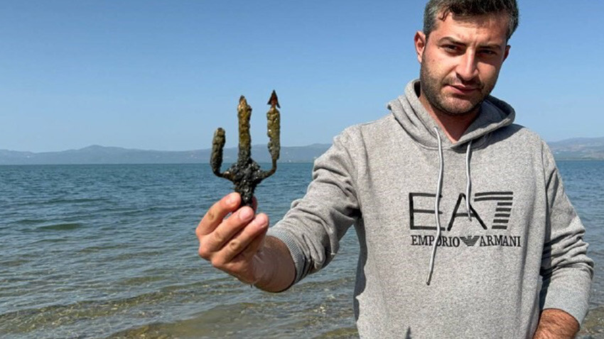 İznik Gölü kıyısında bulunan üç uçlu mızrak ucu, arkeoloji müzesine teslim edildi.