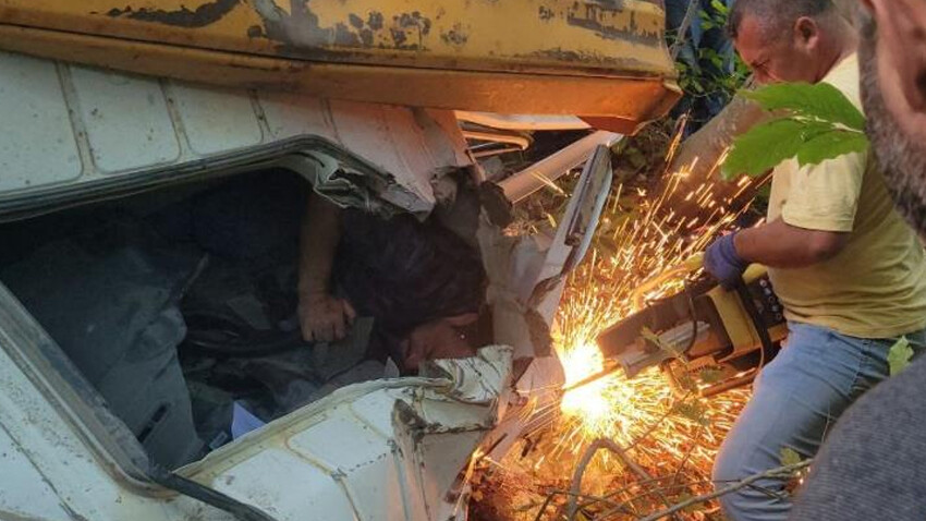 Kastamonu'da kamyon 7 metrelik uçuruma yuvarlandı! Sürücü sıkıştı kastamonu kamyon kaza