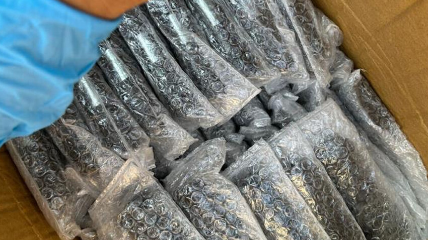 Silah deposu gibi araç! Polisler bile şaşkın, dikkat çekmemek için yaptıkları pes dedirtti