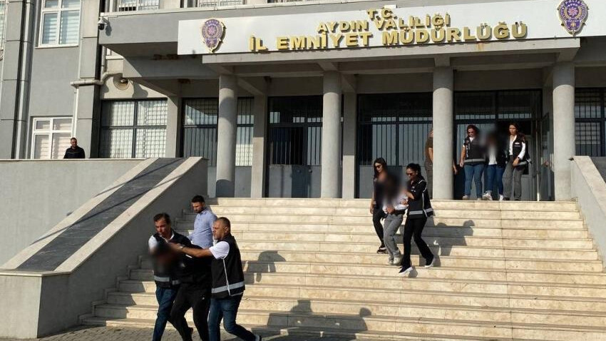 Silah deposu gibi araç! Polisler bile şaşkın, dikkat çekmemek için yaptıkları pes dedirtti