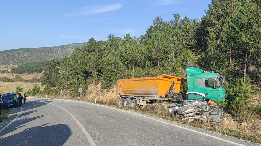 Kütahya'da feci kaza! Tır otomobile çarptı: Anne ve oğlu öldü Kütahya'da feci kaza! Tır otomobile çarptı: Anne ve oğlu öldü