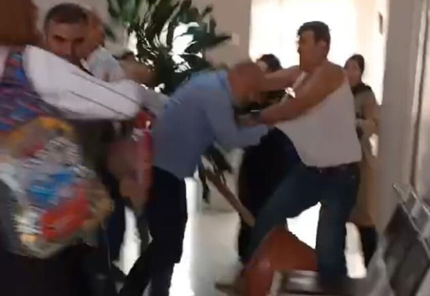 Kocaeli'de dehşet! Sağlık ocağını basıp doktorları dövdüler, o anlar kamerada