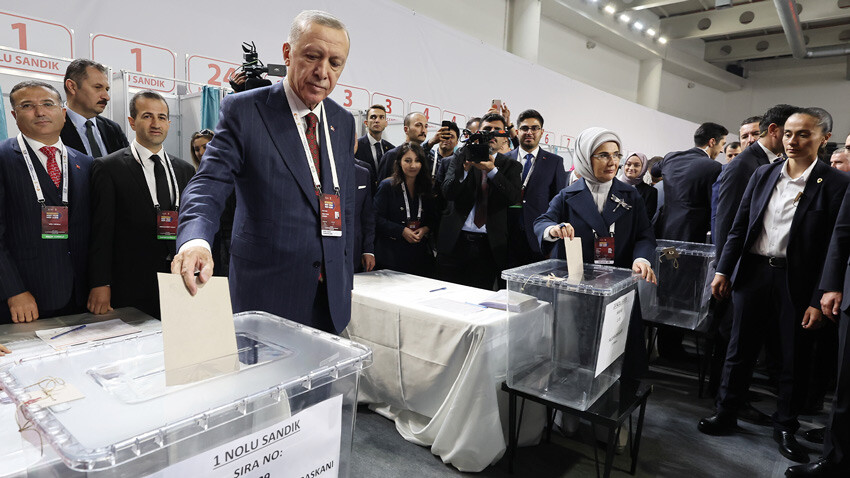 AK Parti'de Binali Yıldırım sürprizi! 'A takım'daki 48 kişi listede yer almadı: İşte yeni MKYK listesi... Cumhurbaşkanı Erdoğan'ın tek genel başkan adayı olduğu seçimde 75 kişilik Merkez Karar ve Yönetim Kurulu (MKYK) listesi belli oldu.