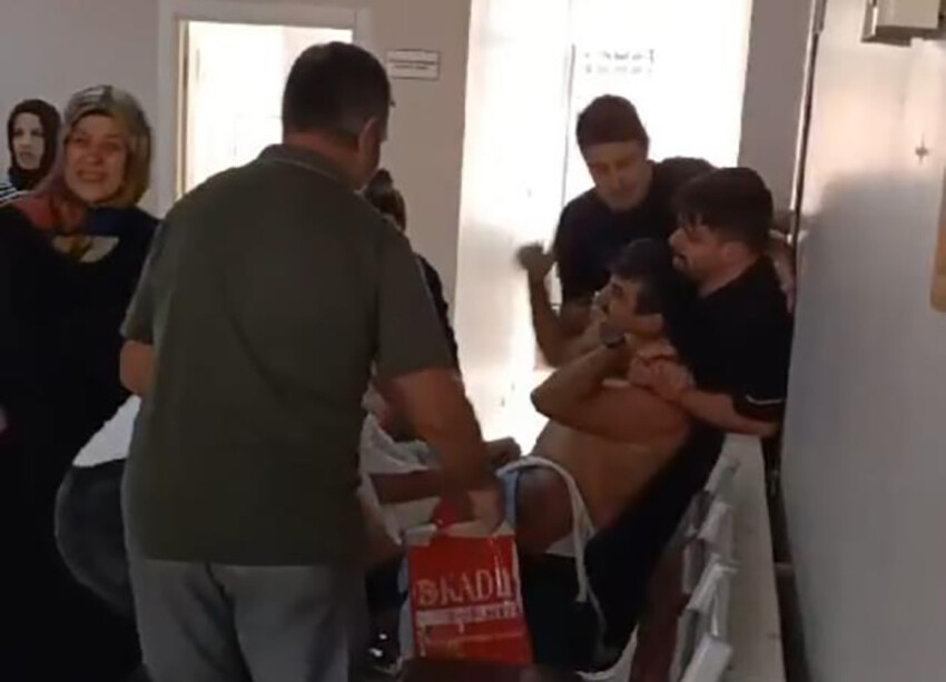 Kocaeli'de dehşet! Sağlık ocağını basıp doktorları dövdüler, o anlar kamerada