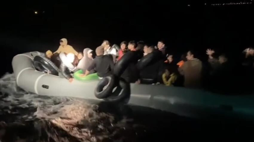Ayvalık’ta Yunanistan'ın geri ittiği 34 göçmen kurtarıldı Ayvalık’ta Yunanistan'ın geri ittiği 34 göçmen kurtarıldı