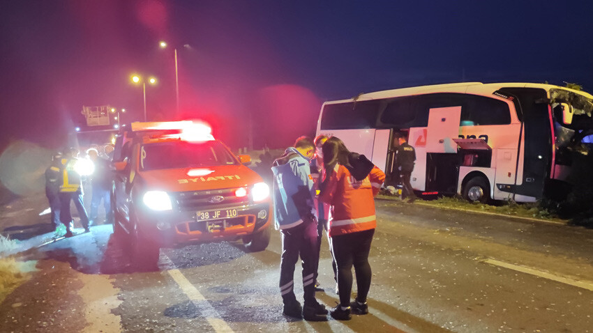 Kayseri'de korkutan kaza! Yolcu otobüsü kontrolden çıktı: 16 yaralı Adana'dan yola çıkan yolcu otobüsü Kayseri'nin İncesu ilçesinde kontrolden çıkarak önce refüje, ardından aydınlatma direğine çarptı.