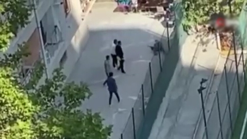 Esenyurt'ta site yöneticisi ile oğlu kabusu yaşadı: Tetikçi tutup vurdular, demir sopalarla dövdüler Esenyurt'ta site yöneticisi ile oğlu kabusu yaşadı: Tetikçi tutup vurdular, demir sopalarla dövdüler
