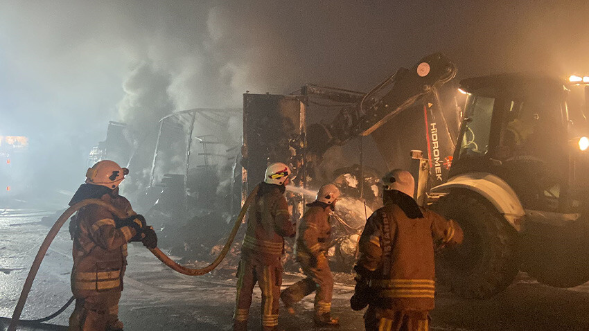Sarıyer'de korkunç yangın: Tır alevler içinde kaldı
