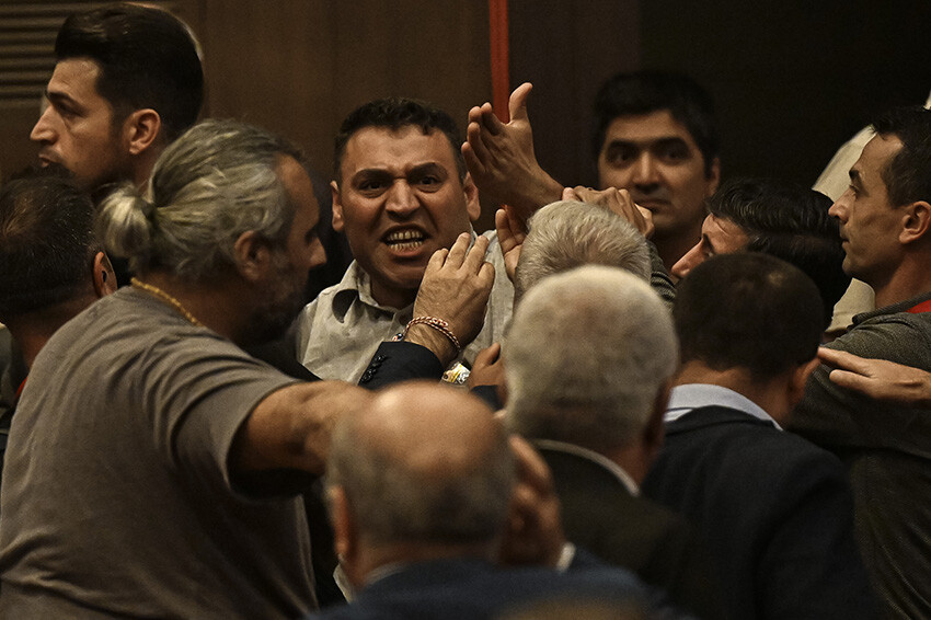 Kongre değil, savaş alanı! CHP'liler yumruk yumruğa dövüştü Kongre değil, savaş alanı! CHP'liler yumruk yumruğa dövüştü