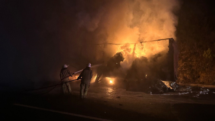 Sarıyer'de korkunç yangın: Tır alevler içinde kaldı