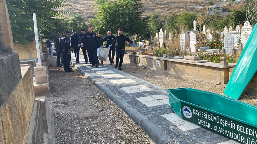 Mezarlıkta esrarengiz ceset: Kalbinden bıçaklanmış halde bulundu Mezarlıkta esrarengiz ceset: Kalbinden bıçaklanmış halde bulundu