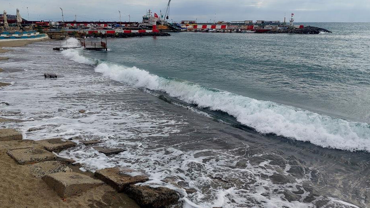 Marmara Denizi&#039;nde ulaşıma poyraz engeli: Gemiler demirledi