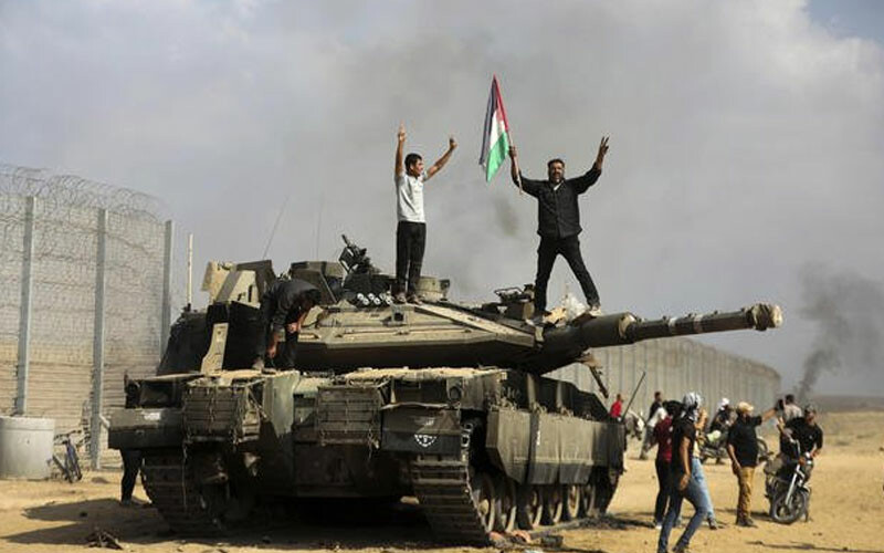 Filistinli siviller, imha edilen İsrail ordusuna ait Merkava tankı önünde sevinç gösterisi yapıyor