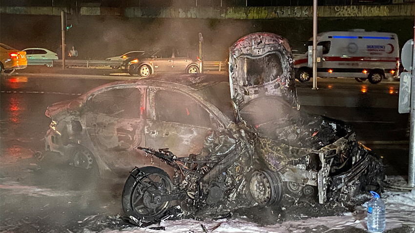 Gaziosmanpaşa'da korkunç kaza! Taksiyle motosiklet çarpıştı, yangın çıktı: 2 ölü Gaziosmanpaşa'da korkunç kaza! Taksiyle motosiklet çarpıştı, yangın çıktı: 2 ölü