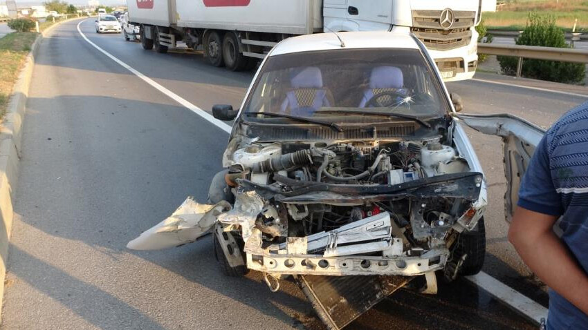 Bariyerlere çarpıp hurdaya döndü, burnu bile kanamadan araçtan çıktı! 3. araç iddiası ortalığı karıştırdı Bariyerlere çarpıp hurdaya döndü, burnu bile kanamadan araçtan çıktı! 3. araç iddiası ortalığı karıştırdı