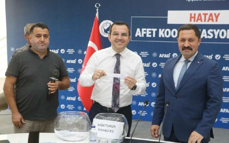 Enkaz kentte sevinç gözyaşı! Hatay’da deprem konutları için kura çekildi Enkaz kentte sevinç gözyaşı! Hatay’da deprem konutları için kura çekildi