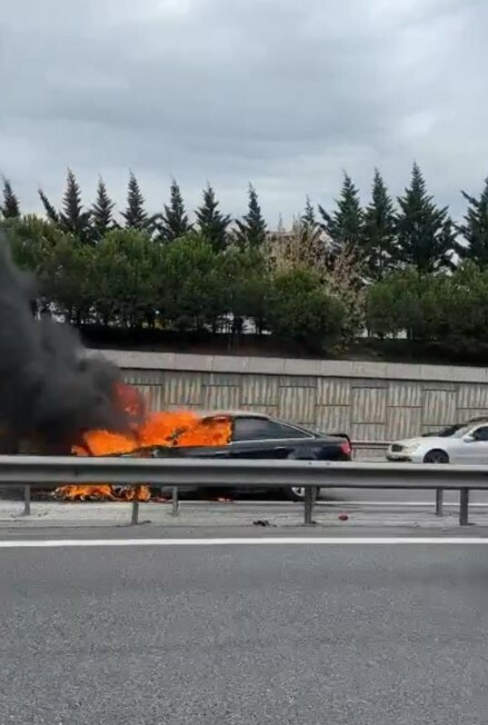 TEM Otoyolu’nda 1,5 milyon TL'lik otomobil alev alev yandı TEM- milyonluk otomobil- yangın