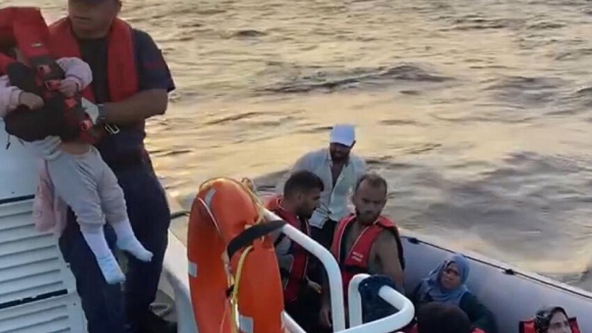 Yunanistan'ın vicdansızlığı: Motorunu söktükleri lastik bottaki 20 kaçak göçmeni ölüme terk ettiler Yunanistan'ın vicdansızlığı: Motorunu söktükleri lastik bottaki 20 kaçak göçmeni ölüme terk ettiler