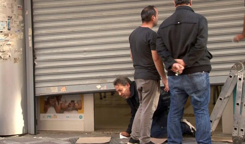 PTT şubesinin kapısı bozuldu: Vatandaşlar sırayla değil sürünerek işlem yaptı PTT şubesinin kapısı bozuldu: Vatandaşlar sırayla değil sürünerek işlem yaptı