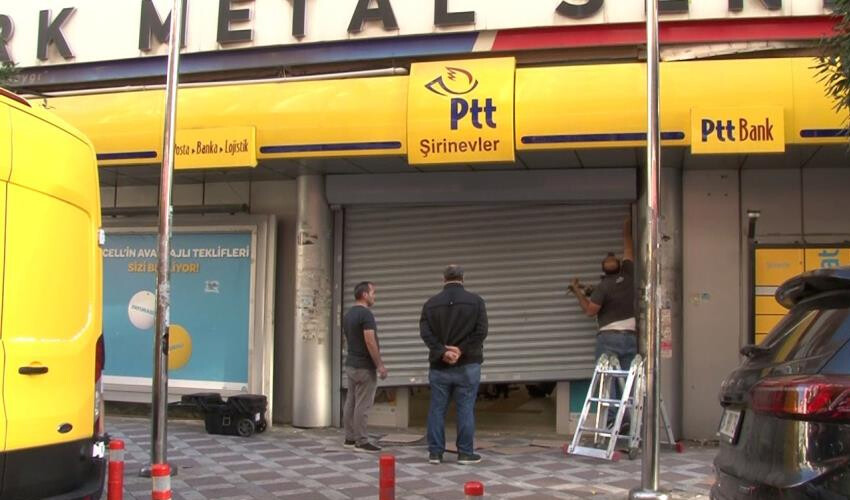 PTT şubesinin kapısı bozuldu: Vatandaşlar sırayla değil sürünerek işlem yaptı PTT şubesinin kapısı bozuldu: Vatandaşlar sırayla değil sürünerek işlem yaptı