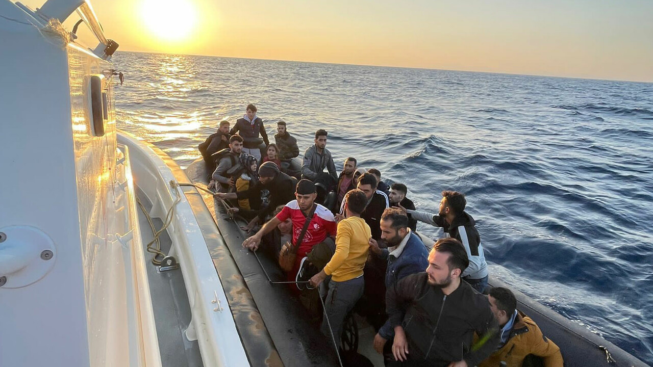 Yunanlıların ölüme terk ettiği 36 düzensiz göçmeni Türkiye kurtardı Yunanlıların ölüme terk ettiği 36 düzensiz göçmeni Türkiye kurtardı