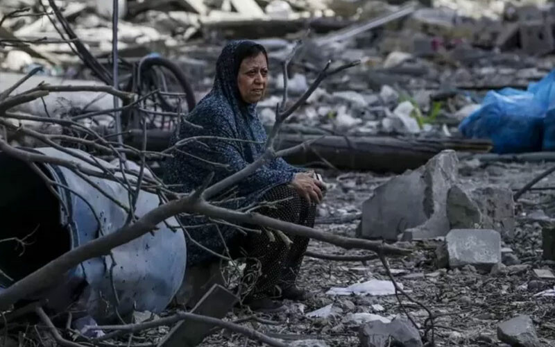 İsrail Gazze'ye tam taarruz başlattı! Binlerce Filistinli evsiz kaldı... Gazze'de yıkıntıların üzerinde oturan Filistinli bir kadın