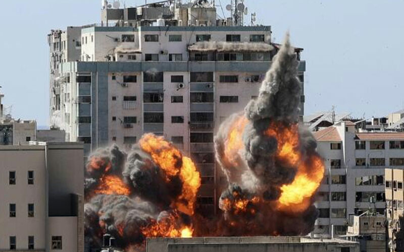 İsrail bombardımanı sonucunda vurulan Gazze'deki bir bina