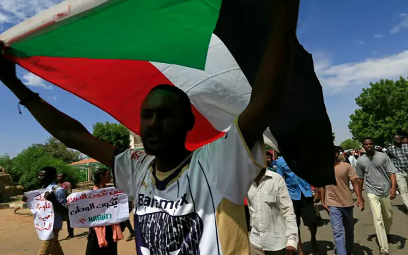 Afrika ülkeleri İsrail-Hamas çatışmasında ikiye bölündü: Filistin'e destek ağırlık kazandı Sudan'da Filistin bayrağı destek yürüyüşü yapan bir Sudanlı