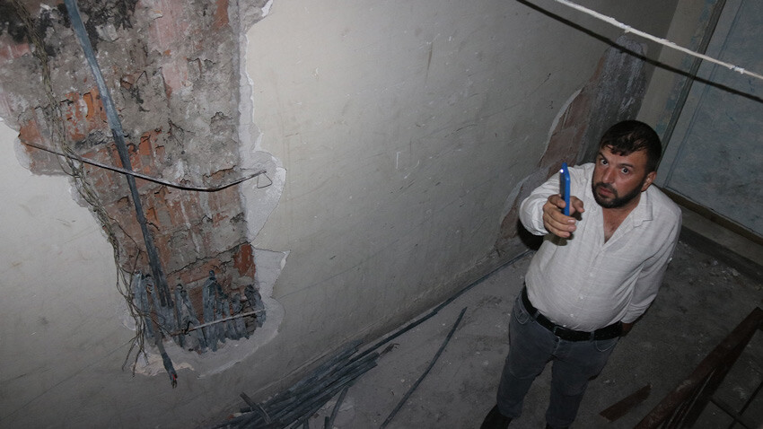 Herkes binayı terk etti, o 36 milyonluk bidonların peşine düştü: Bize emanet, burada bekliyoruz... Binadaki 7 dükkan da faaliyetini sürdürmeye devam ederken, esnaf Abdullah Ayan ise depodaki 35-36 milyon lira değerindeki bidonları korumaya devam ettiklerini belirtti.