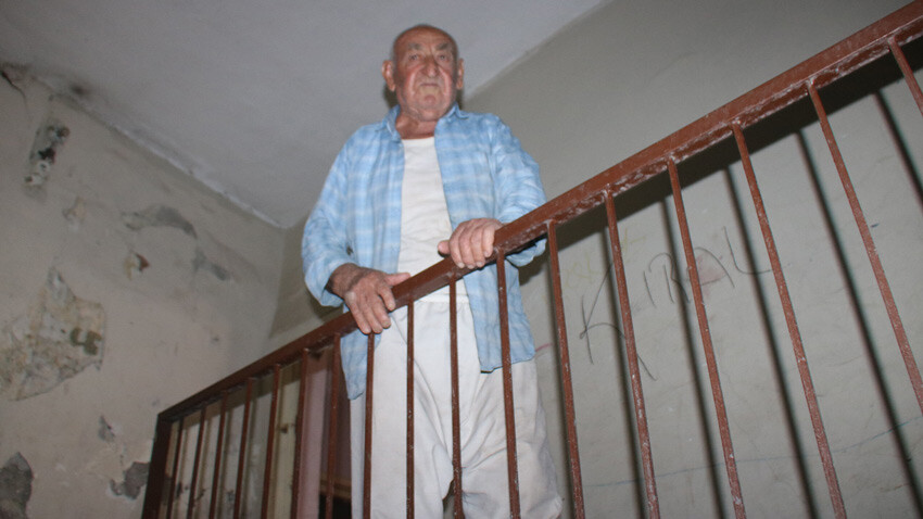 Herkes binayı terk etti, o 36 milyonluk bidonların peşine düştü: Bize emanet, burada bekliyoruz... Kahramanmaraş'taki depremlerin ardından bina sakinlerinin terk ettiği 24 dairelik apartmanda sadece 95 yaşındaki Fuat Bozkurt yaşıyor.