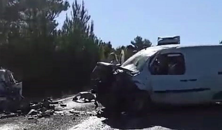 Manisa'da feci kaza: 2 ölü, 3 yaralı Manisa'da feci kaza: 2 ölü, 3 yaralı
