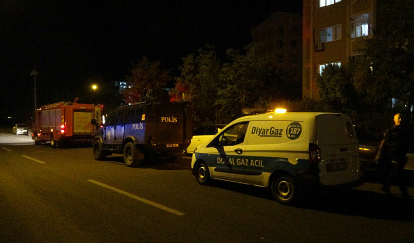 Diyarbakır’da doğal gaz kokusu bina sakinlerini sokağa döktü Diyarbakır’da doğal gaz kokusu bina sakinlerini sokağa döktü
