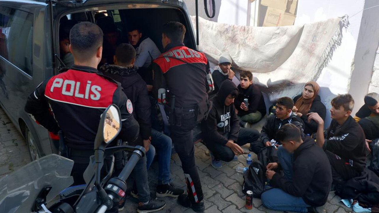 Dur ihtarını uymadı! Araçtan 11’i çocuk, 23 kaçak göçmen çıktı Dur ihtarını uymadı! Araçtan 11’i çocuk, 23 kaçak göçmen çıktı